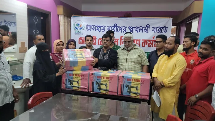 অসহায় নারীদের হাতে সেলাই মেশিন তুলে দিলেন রহমাতুল্লাহ