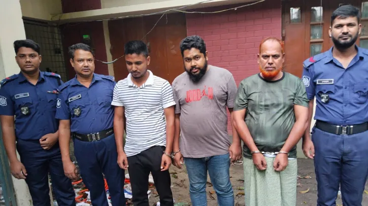 রবীন্দ্র বিশ্ববিদ্যালয়ের ছাত্রীকে ব্ল্যাকমেইল ও শ্লীলতাহানির অভিযোগ, আটক ৩