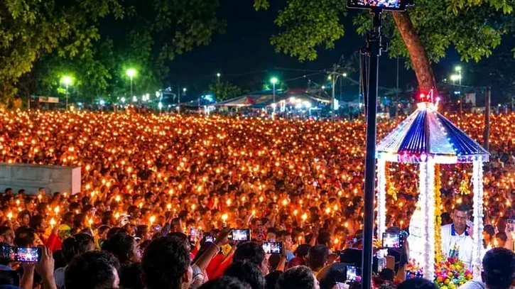 গারো পাহাড়ে মোমবাতি হাতে অর্ধলক্ষাধিক তীর্থযাত্রীর আলোর মিছিল