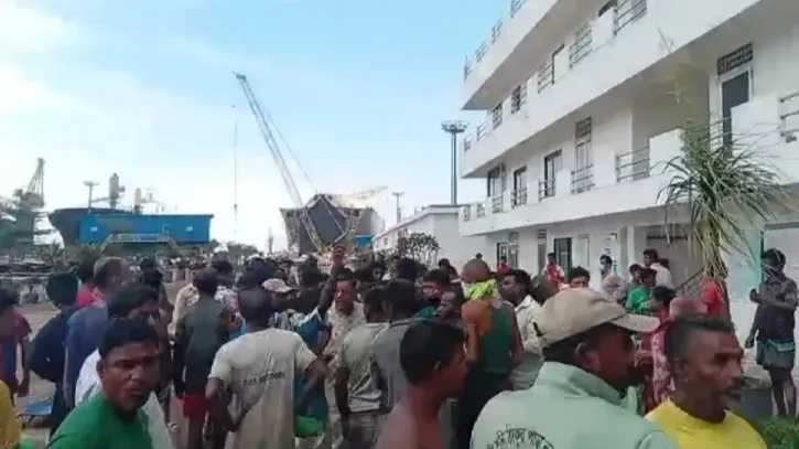 চট্টগ্রামে জাহাজভাঙা কারখানায় গ্যাস বিষক্রিয়ায় নিহত বেড়ে ৮
