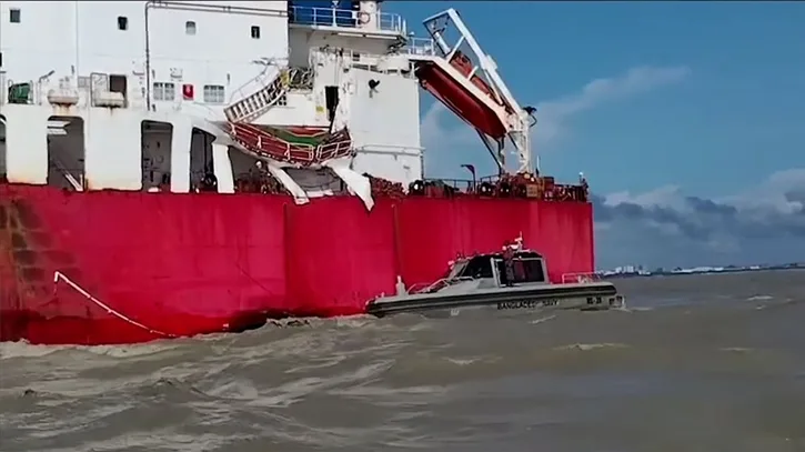 চট্টগ্রাম বন্দরে জাহাজে জাহাজে সংঘর্ষ, অক্ষত রইল ডিজেল ট্যাংক