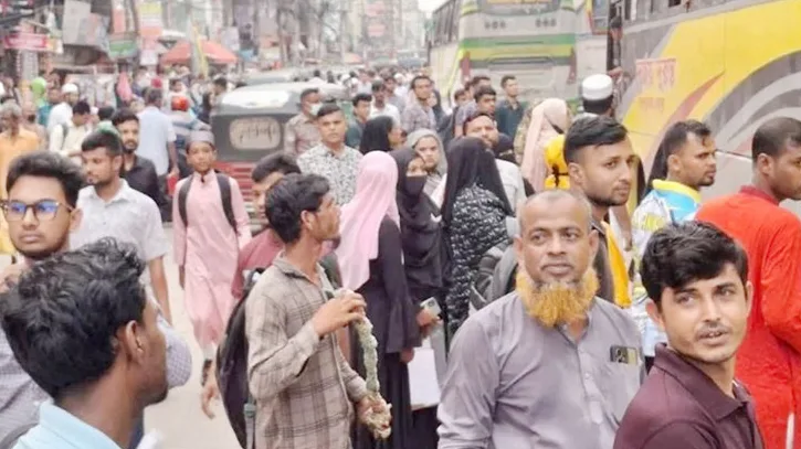 দুর্গাপূজার ছুটিতে রাজধানী ছাড়ছে ঘরমুখো মানুষ