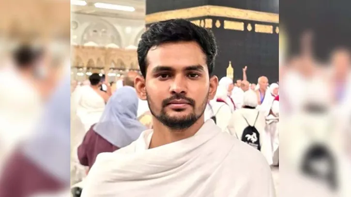 পবিত্র ওমরাহ পালন করলেন আসিফ মাহমুদ