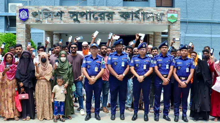 সিরাজগঞ্জে হারানো ৫৩ মোবাইল ফোন উদ্ধার করে মালিকদের কাছে হস্তান্তর