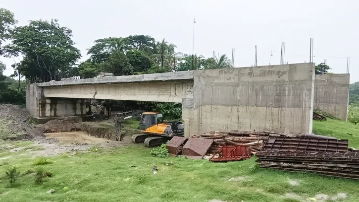 খাল নেই, রাস্তা নেই-গঙ্গামতিতে আড়াই কোটি টাকার গার্ডার সেতু নির্মাণ নিয়ে উঠেছে প্রশ্ন