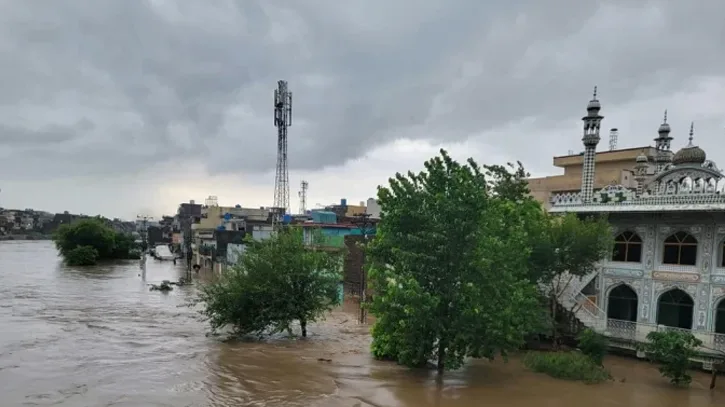 ভারী বৃষ্টিতে বিপর্যস্ত পাকিস্তান, বন্ধ স্কুল; সরানো হচ্ছে বাসিন্দাদের