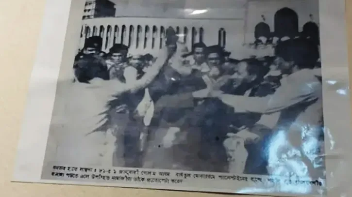 গোলাম আযমকে জুতা পেটার ছবি এবার ডাকসুর সংগ্রহশালায়