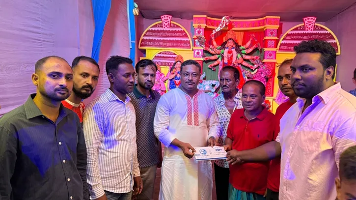 শেরপুর পৌরসভার ৬২ মন্দিরে নগদ অর্থ বিতরণ করলেন মেয়র প্রার্থী রুপম