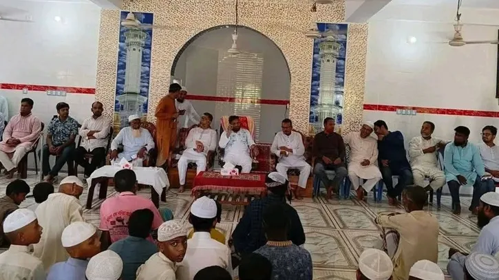 মসজিদে সোফা বসিয়ে সিরাজগঞ্জে এমপির আলোচনা সভা