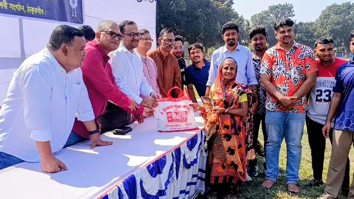 ঠাকুরগাঁওয়ে পাঁচ টাকায় পূজার বাজার, অসহায় মুখে হাসি ফোটাল ‘সহায়’