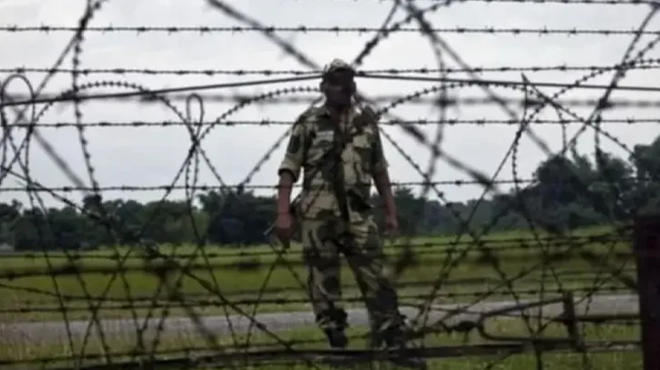 অস্ত্র ফেলে পলায়নের ঘটনায় দুঃখপ্রকাশ করল বিএসএফ