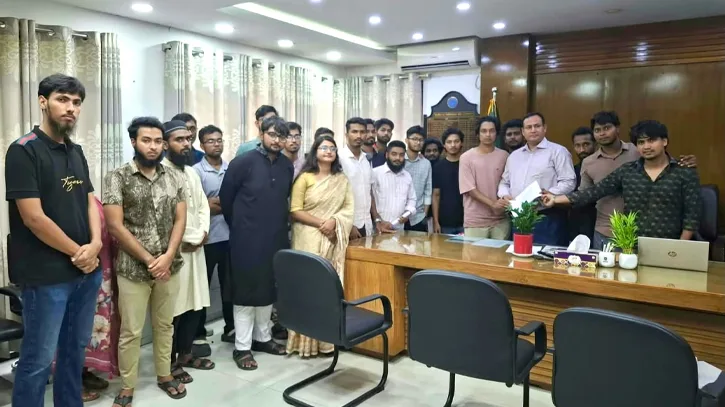 ফাটল ধরা ভবনে চলছে পাঠদান, নতুন ভবন চান জাবির ব্যবসায় শিক্ষা অনুষদের শিক্ষার্থীরা