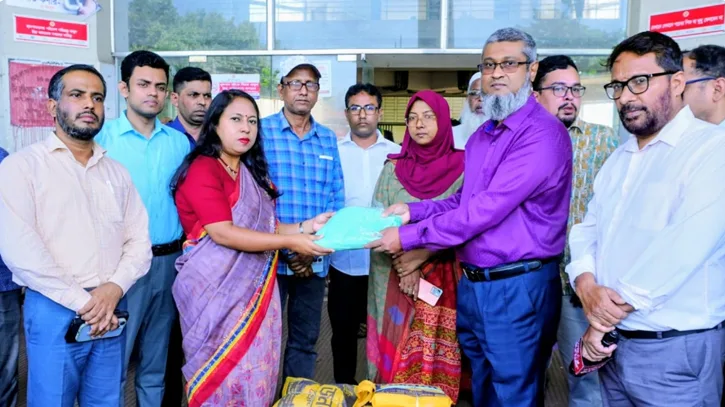 শেরপুর সদর হাসপাতালে ডেঙ্গু রোগীদের জন্য জেলা প্রশাসনে মশারি বিতরণ
