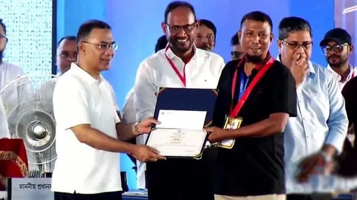 প্রধানমন্ত্রীর হাত থেকে স্বর্ণপদক নিলেন আওয়ামী লীগ নেতা