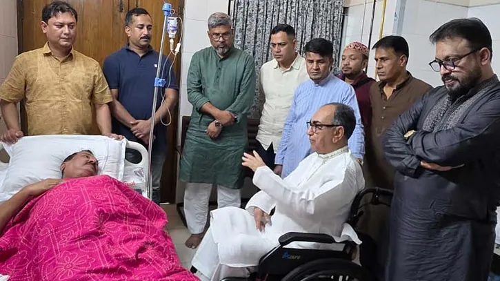 হাসপাতালে চিকিৎসাধীন ভূমিমন্ত্রী মিনুকে দেখতে গেলেন মির্জা আব্বাস
