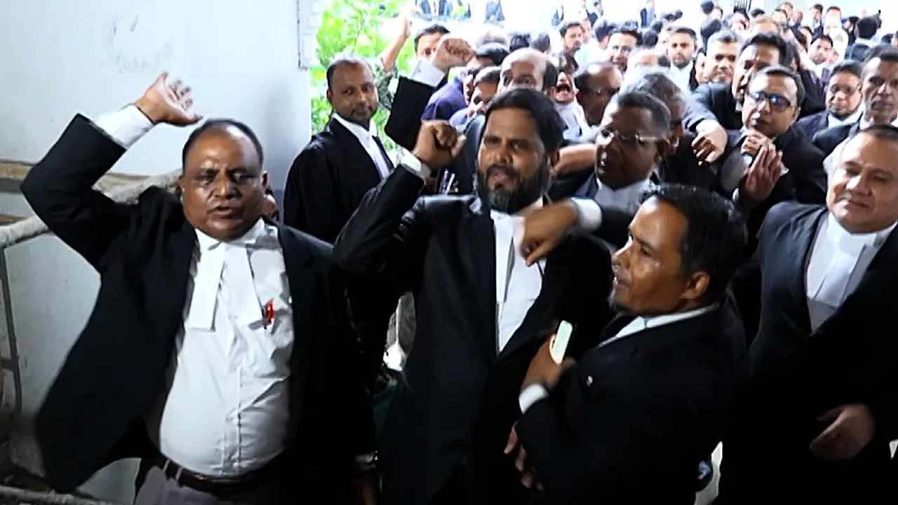 সুপ্রিম কোর্টে বিএনপিপন্থী আইনজীবীদের দুই পক্ষের হাতাহাতি