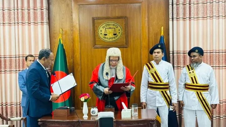 পিএসসির চেয়ারম্যান পদে শপথ নিলেন অধ্যাপক ড. নাজমুজ্জামান ভূঁইয়া