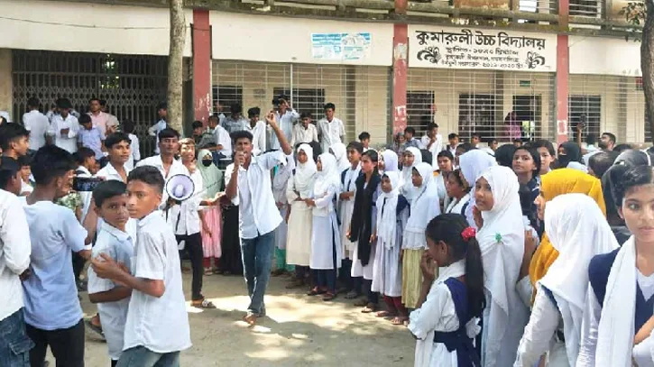 ক্লাস বর্জন করে বিক্ষোভের ডাক শিক্ষার্থীদের