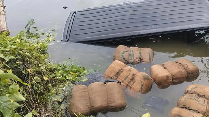 পুলিশের ধাওয়ায় ৯ বস্তা গাঁজাসহ পুকুরে পড়ল মাইক্রোবাস