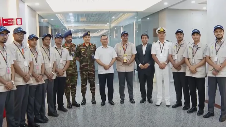 প্রধানমন্ত্রীর সঙ্গে আন্ডার ওয়াটার রোবোটিক ড্রোন নির্মাণ দলের সাক্ষাৎ