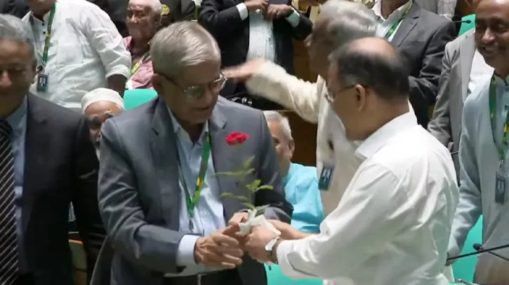 রাষ্ট্রপতি মির্জা ফখরুলকে প্রধানমন্ত্রীর লাল গোলাপ শুভেচ্ছা