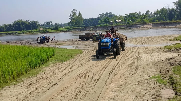 ঠাকুরগাঁওয়ে অবৈধভাবে বালু উত্তোলন, হুমকিতে কৃষিজমি-নদীপাড়ের বসতি