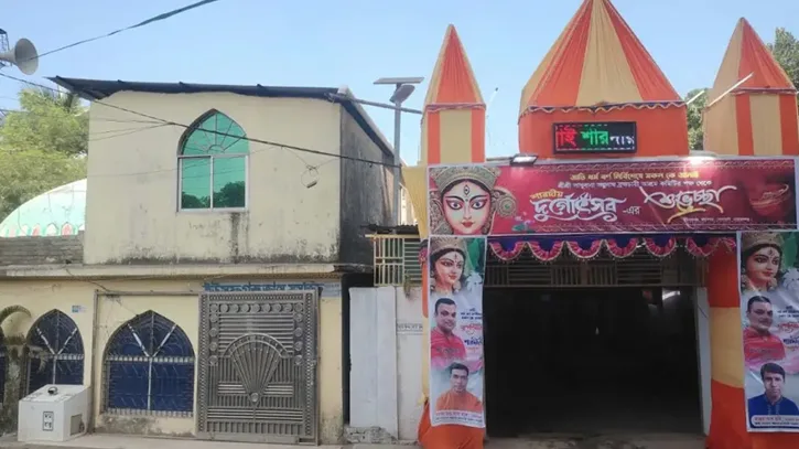 পাশাপাশি মসজিদ-মন্দির, দেড় শতাব্দী ধরে সম্প্রীতির অনন্য দৃষ্টান্ত