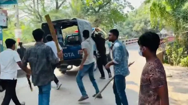 গোপালগঞ্জে ‘জয় বাংলা’ স্লোগান দিয়ে পুলিশের ওপর আক্রমণ, গাড়ি ভাঙচুর