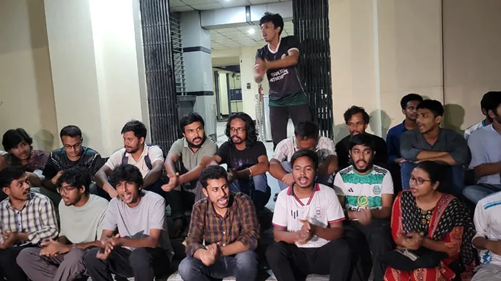 সাংবাদিকদের ওপর হামলাকারীদের গ্রেপ্তারের দাবিতে প্রশাসন ভবন ঘেরাও