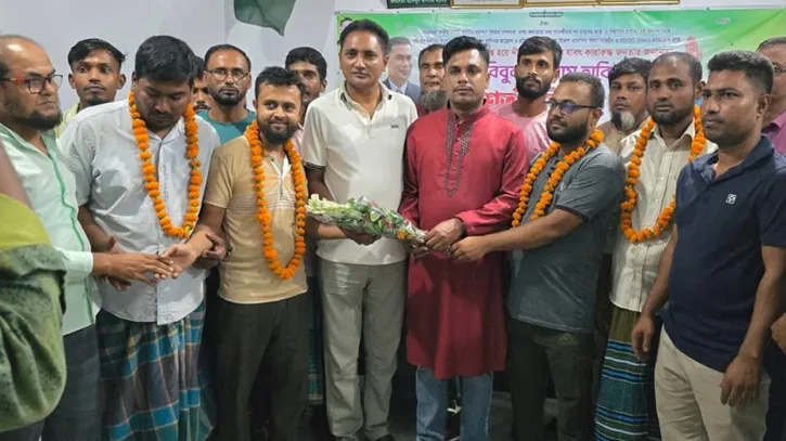 জামায়াতের শ্রমিক সংগঠনের ৫৬ নেতাকর্মী যোগ দিলেন বিএনপিতে