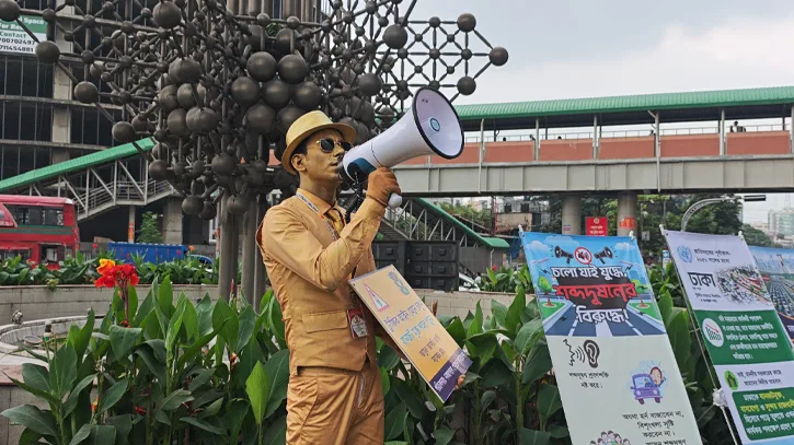 ট্রাফিক সচেতনতায় রাজধানীর সিগন্যালে ‘গোল্ডেন বয়’ আলামিন