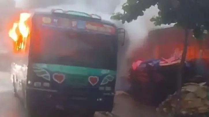 পল্লবীতে দাঁড়িয়ে থাকা বাসে আগুন