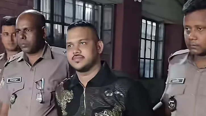প্রিজন ভ্যান খুলে দেন এসআই, প্রাইভেট কারে চলে যান ‘পিচ্চি রাজা’
