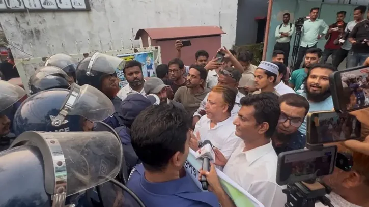 নাসীরুদ্দীন পাটওয়ারীর ওপর হামলার প্রতিবাদ মিছিলে পুলিশের বাধা