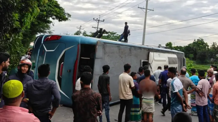 ৩৫ যাত্রী নিয়ে ঢাকা-চট্টগ্রাম মহাসড়কে উল্টে গেল স্লিপার বাস