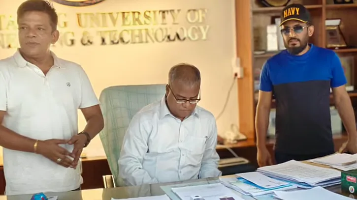 ২১ ঘণ্টা পেরোলেও কার্যালয় ছাড়তে পারেননি চুয়েটের উপাচার্য