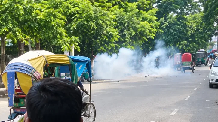 রাজধানীর শিল্পকলা একাডেমির সামনে ককটেল বিস্ফোরণ