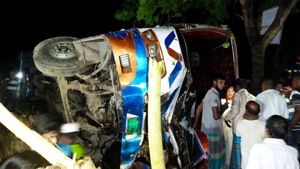 জামালপুরে বাসের ধাক্কায় প্রাণগেল ইজিবাইকের ৪ আরোহীর