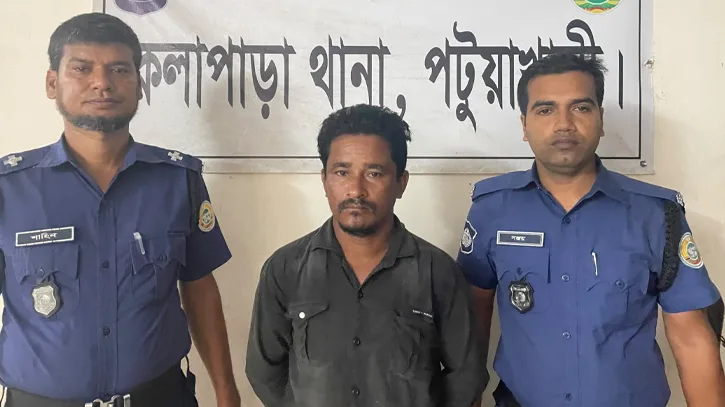 কলাপাড়ায় সাড়ে ৪ লিটার চোলাই মদসহ যুবক গ্রেপ্তার