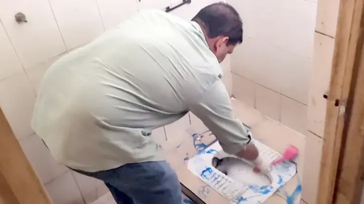 হাসপাতালের নোংরা টয়লেট নিজ হাতে পরিষ্কার করলেন এমপি খোকন