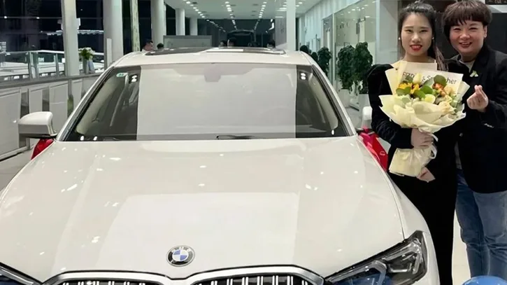 শীতে স্কুটারে যাতায়াতের কষ্ট দেখে কর্মীদের বিএমডব্লিউ গাড়ি উপহার দিলেন মালিক