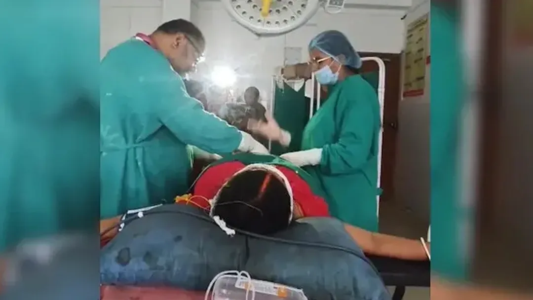 বিদ্যুৎ না থাকায় টর্চের আলোয় অপারেশন