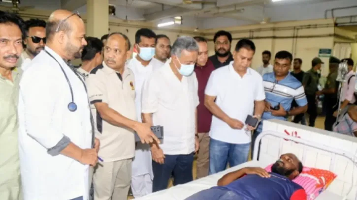 চট্টগ্রামে শিপইয়ার্ডে দুর্ঘটনায় আহতদের দেখতে হাসপাতালে অর্থমন্ত্রী