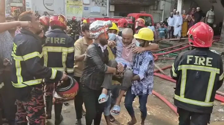 গাজীপুরে পোশাক কারখানায় আগুন, অসুস্থ হয়ে পড়া ৭০ শ্রমিক উদ্ধার