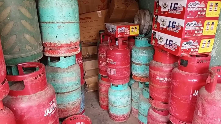 আশুলিয়ায় সিলিন্ডারে পানি মিশিয়ে ওজন বাড়িয়ে প্রতারণা, ৩ প্রতিষ্ঠানকে জরিমানা