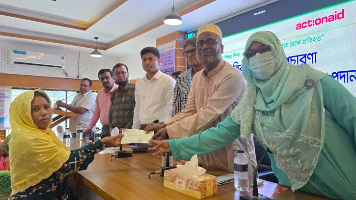 কলাপাড়ায় বাল্যবিবাহ রোধে সচেতনতা সভা, ঐক্যবদ্ধ শিক্ষার্থী-অভিভাবকরা