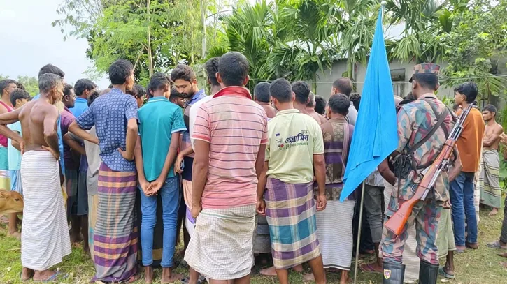 কৃষকদের তাড়া খেয়ে শর্টগান-ওয়াকিটকি ফেলে পালাল বিএসএফ