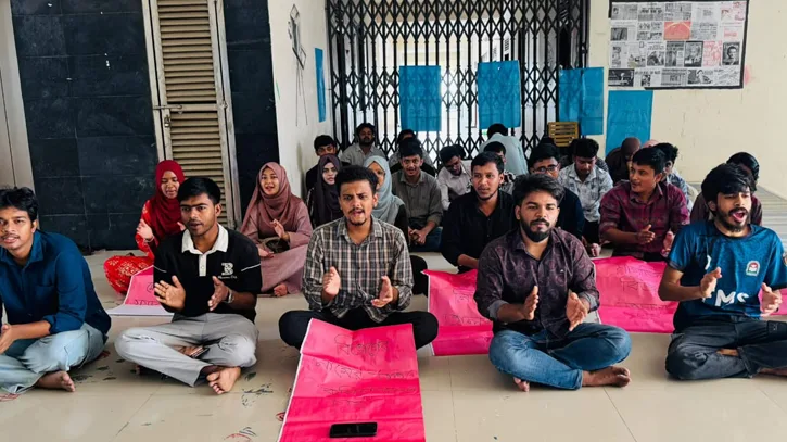নজরুল বিশ্ববিদ্যালয়ে দুই দাবিতে বিভাগে তালা,অবরুদ্ধ শিক্ষকরা