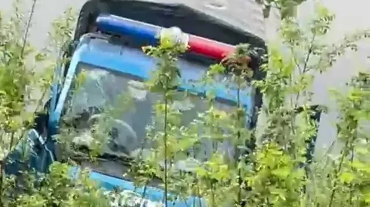 আসামি নিয়ে আদালতে যাওয়ার পথে খালে পড়ল পুলিশের গাড়ি