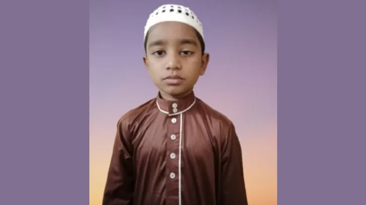 মাত্র ১২ মাসে পবিত্র কোরআনের ৩০ পারা মুখস্থ করল হাফেজ তাহমিদুল ইসলাম
